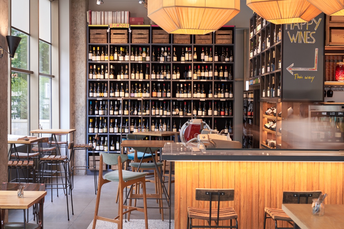 Etiquette bar and wine wall
