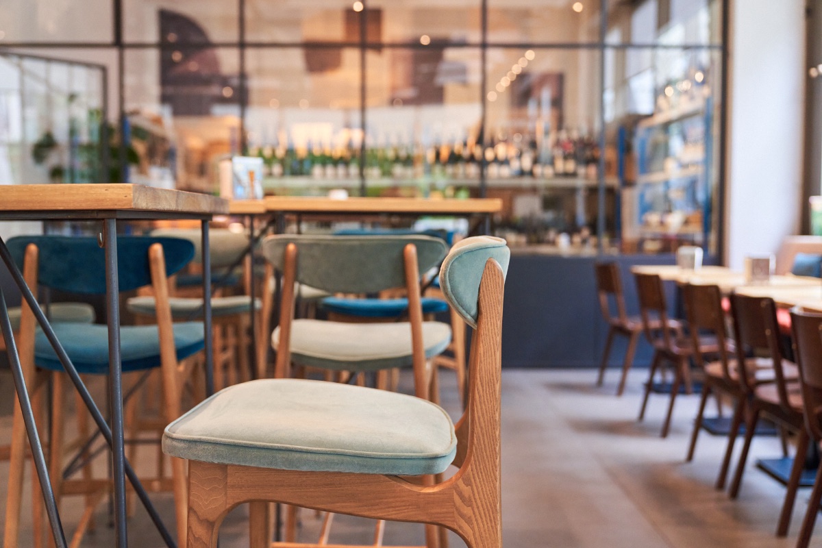 Etiquette seating with velvet chairs